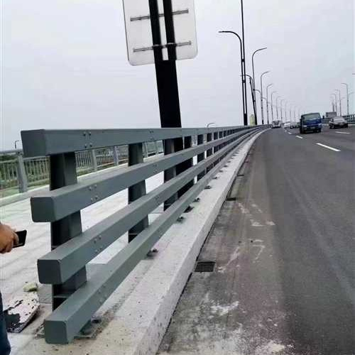 道路护栏使用时长长