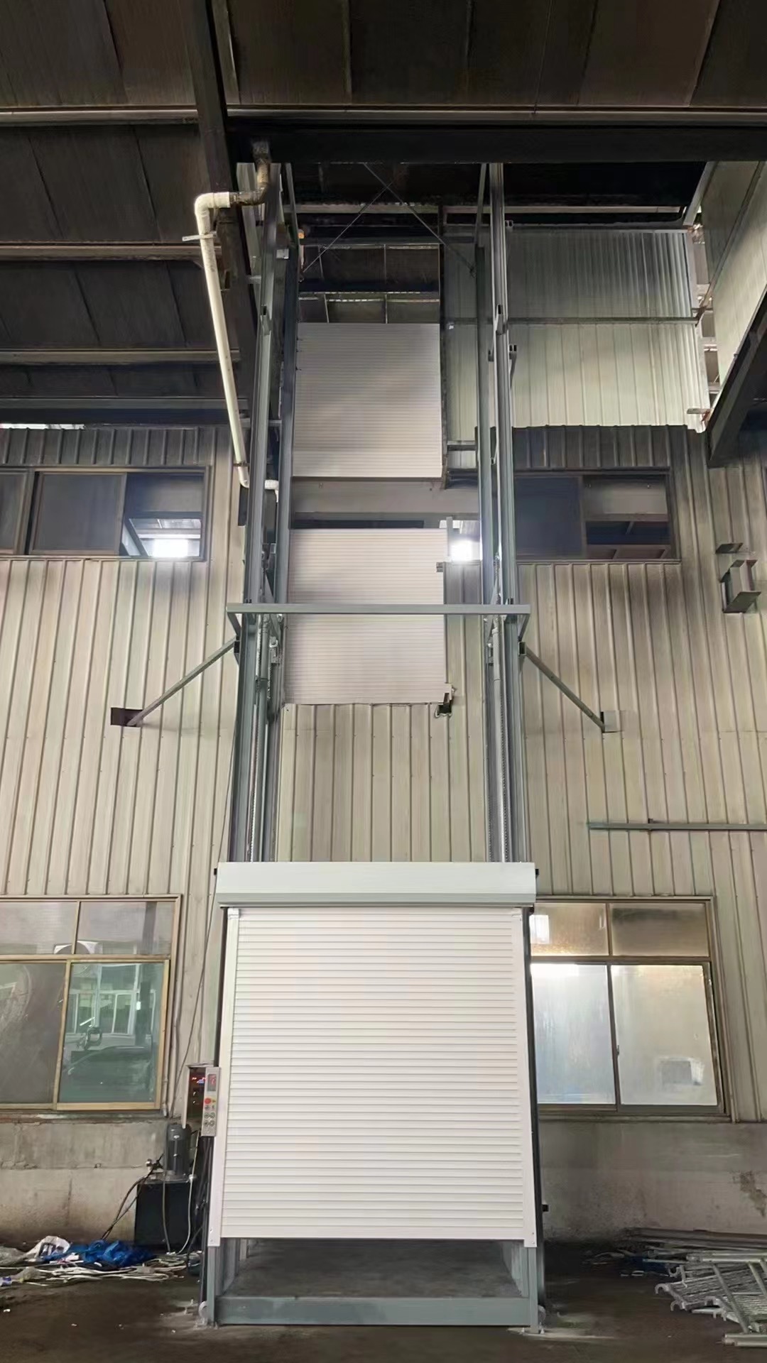 《天津》【当地】导轨式升降机液压登车桥生产厂家价格公道合理