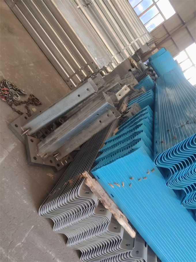 (千山) 当地 波形护栏波形护栏特殊件厂家直销省心省钱